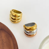 Anillos irregulares chapados en oro de 18 quilates de acero inoxidable 316 con diseño de bloques de color exagerados de estilo nórdico.