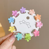 Niño golpea un artefacto de cabello roto