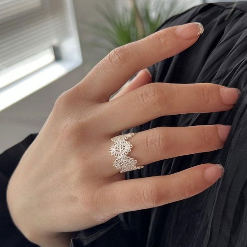 Anillo hueco de encaje suave de plata esterlina que combina con todo