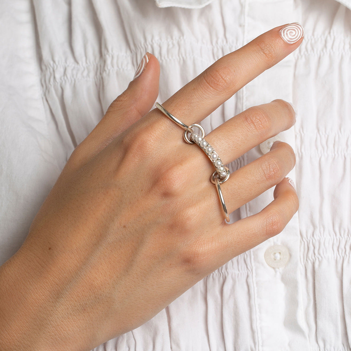 Anillo de acero inoxidable con dos perlas multicapa