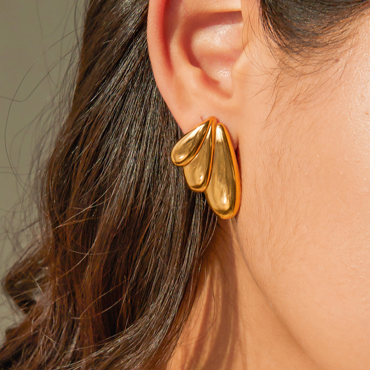 1 par de pendientes de aro con diseño de alas de viaje retro de acero inoxidable 304 chapados en oro de 18 quilates 