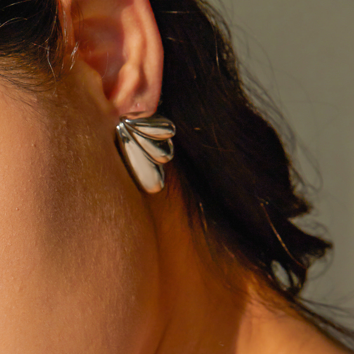 1 par de pendientes de aro con diseño de alas de viaje retro de acero inoxidable 304 chapados en oro de 18 quilates 