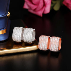 1 par de pendientes de cobre y circonita con incrustaciones geométricas brillantes de estilo simple
