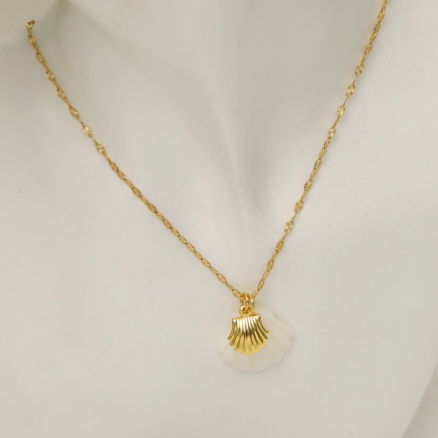 Collar con colgante de acero de titanio chapado en oro de 18 quilates con diseño de estrella de mar, delfín y concha de playa, estilo marinero, venta al por mayor