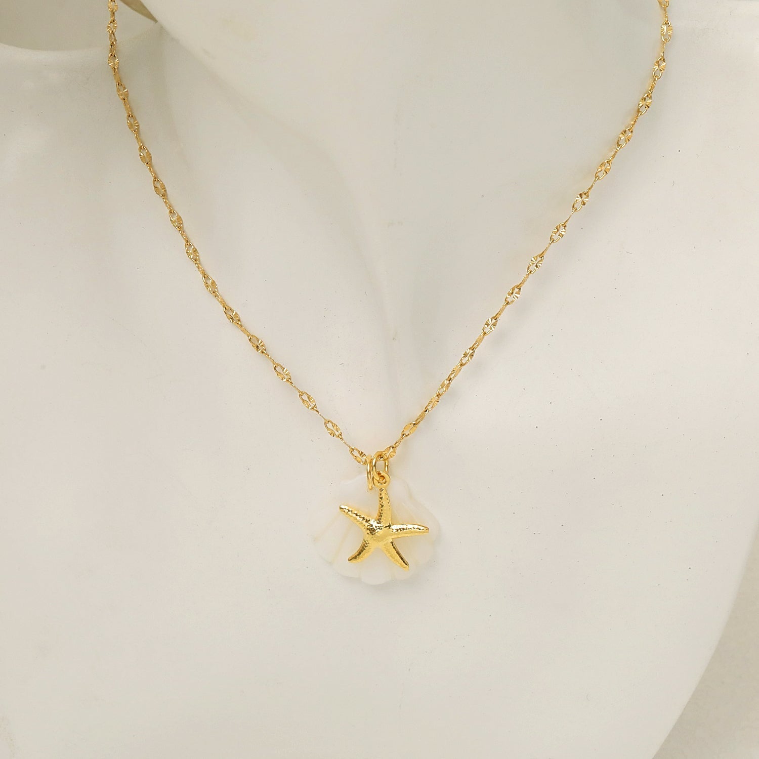 Collar con colgante de acero de titanio chapado en oro de 18 quilates con diseño de estrella de mar, delfín y concha de playa, estilo marinero, venta al por mayor