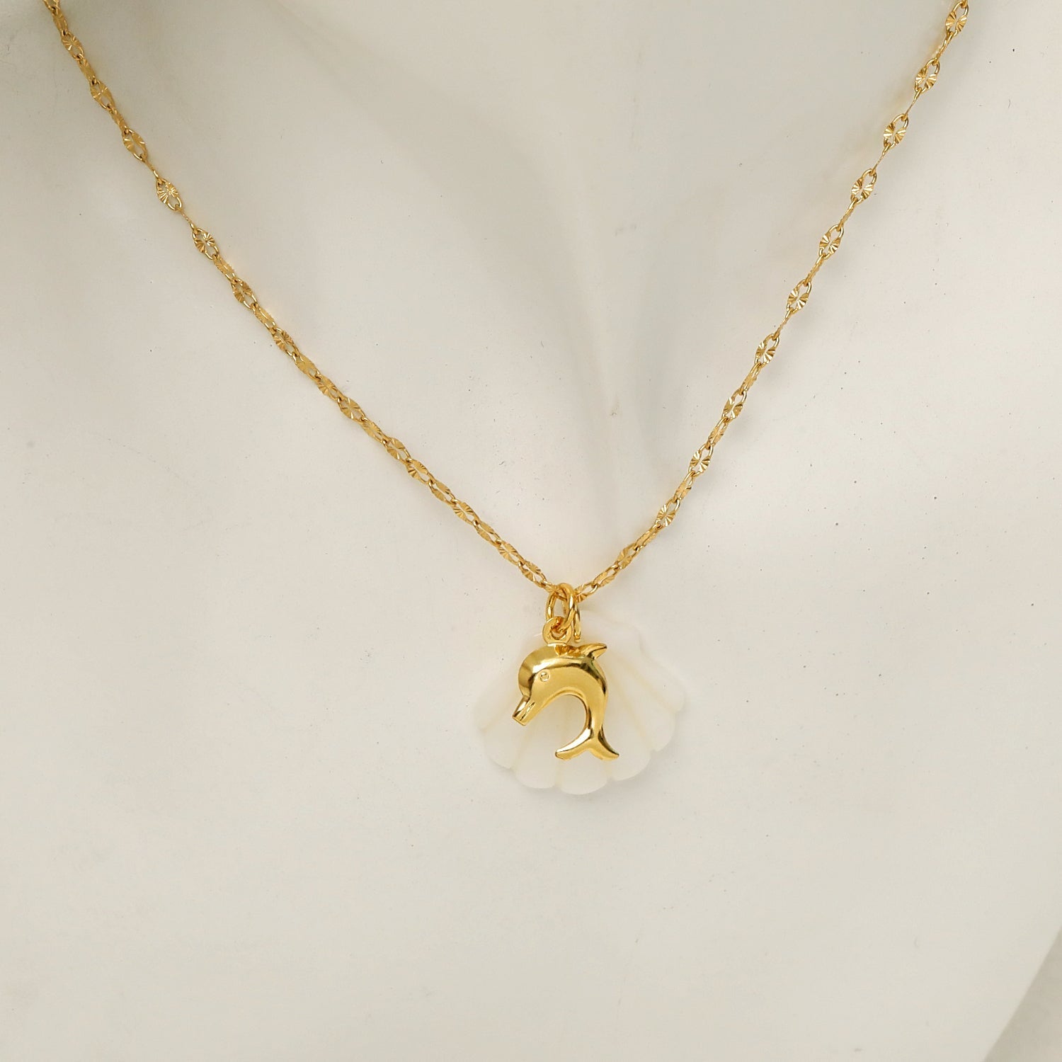 Collar con colgante de acero de titanio chapado en oro de 18 quilates con diseño de estrella de mar, delfín y concha de playa, estilo marinero, venta al por mayor