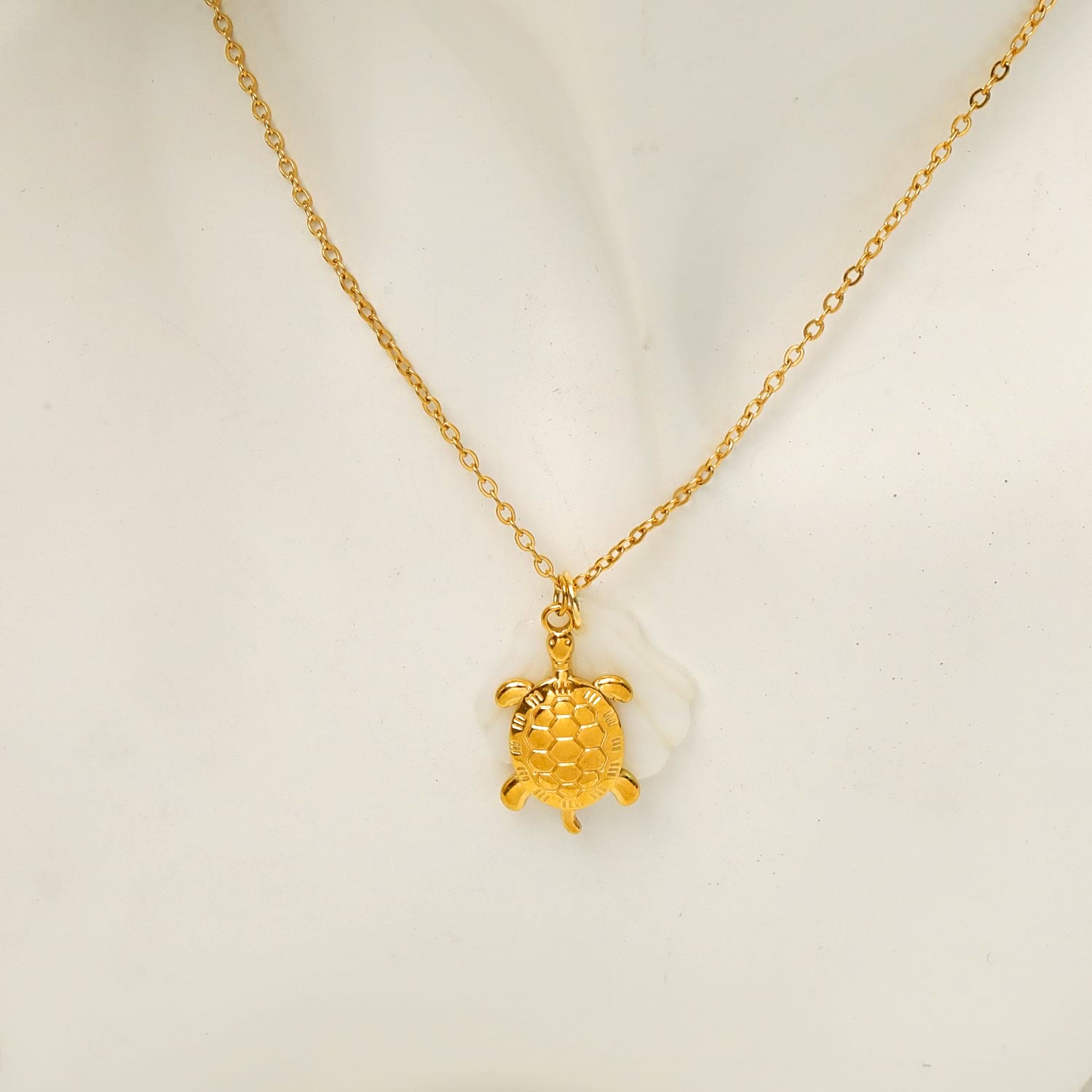 Collar con colgante de acero de titanio chapado en oro de 18 quilates con diseño de estrella de mar, delfín y concha de playa, estilo marinero, venta al por mayor