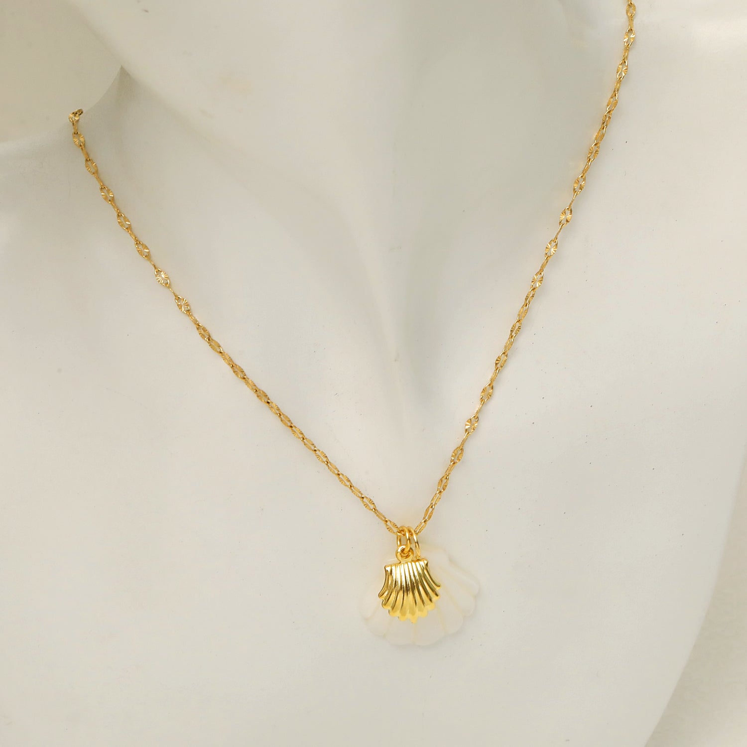 Collar con colgante de acero de titanio chapado en oro de 18 quilates con diseño de estrella de mar, delfín y concha de playa, estilo marinero, venta al por mayor