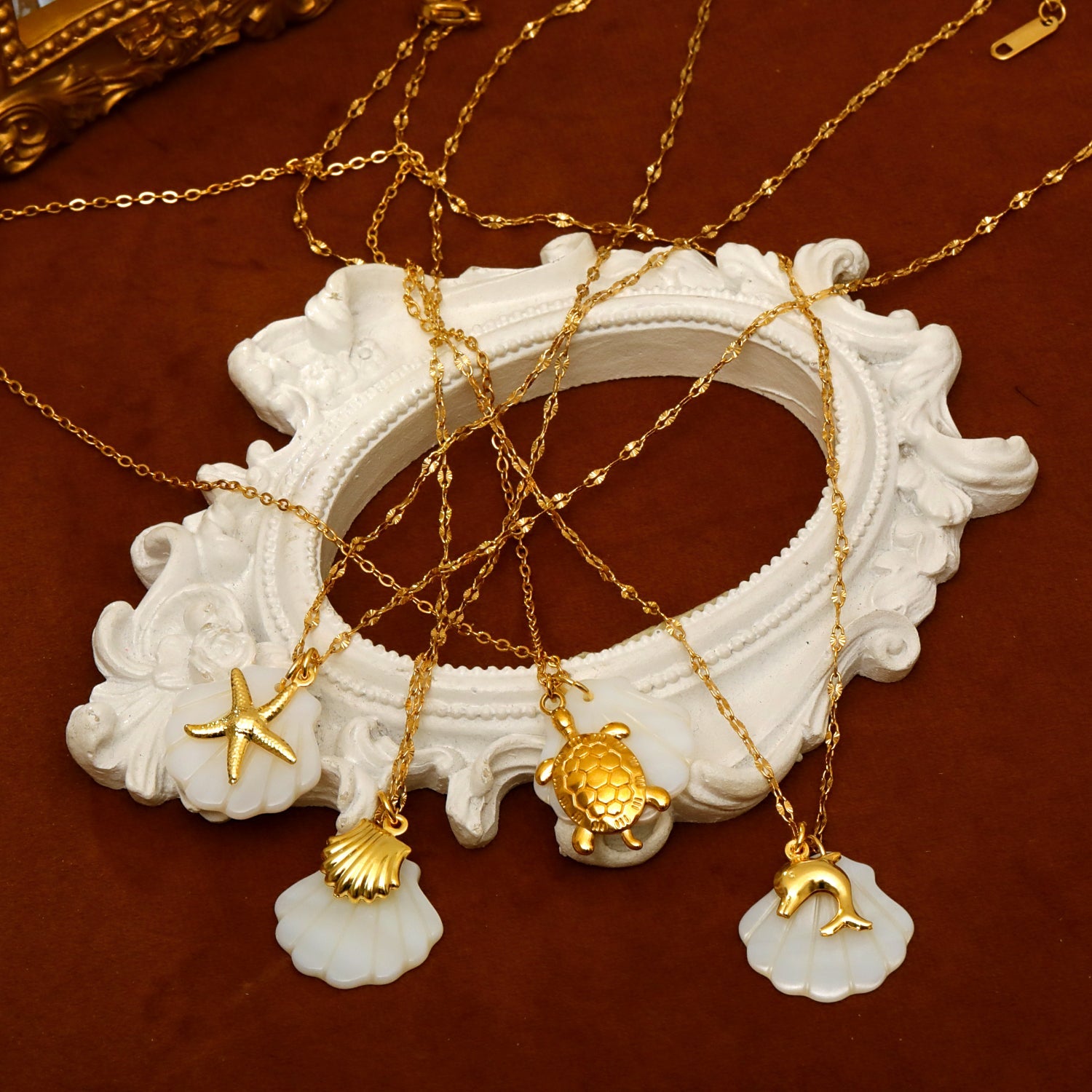 Collar con colgante de acero de titanio chapado en oro de 18 quilates con diseño de estrella de mar, delfín y concha de playa, estilo marinero, venta al por mayor