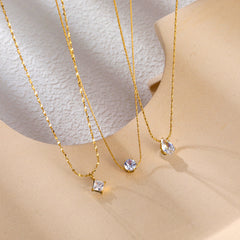 Collar con colgante de acero de titanio y forma de corazón con gotas de agua, al por mayor.