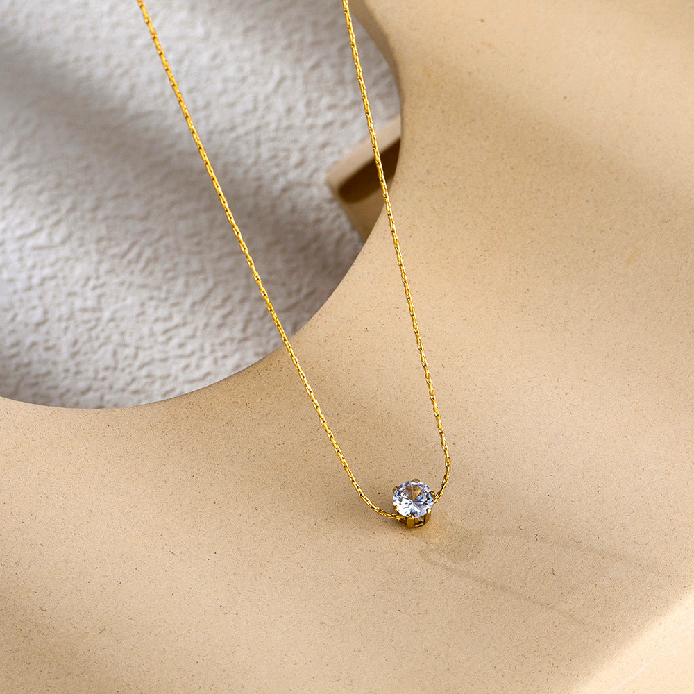 Collar con colgante de acero de titanio y forma de corazón con gotas de agua, al por mayor.