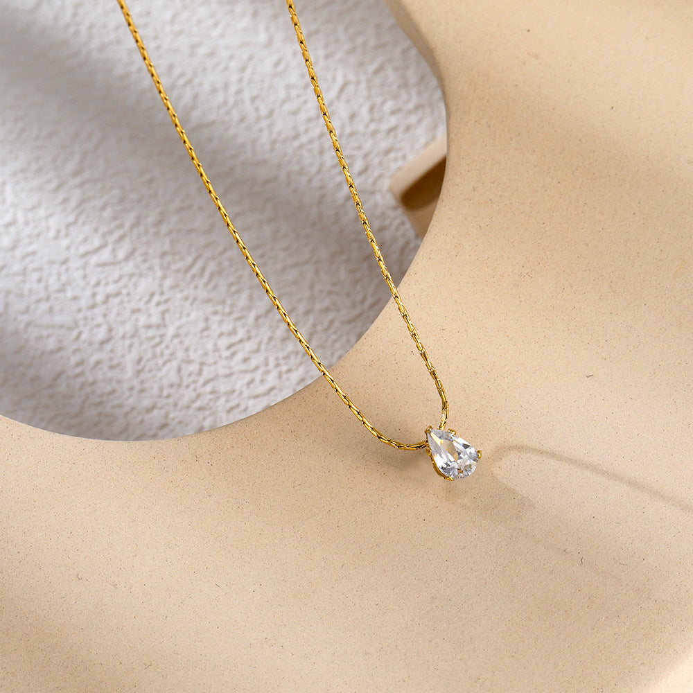Collar con colgante de acero de titanio y forma de corazón con gotas de agua, al por mayor.