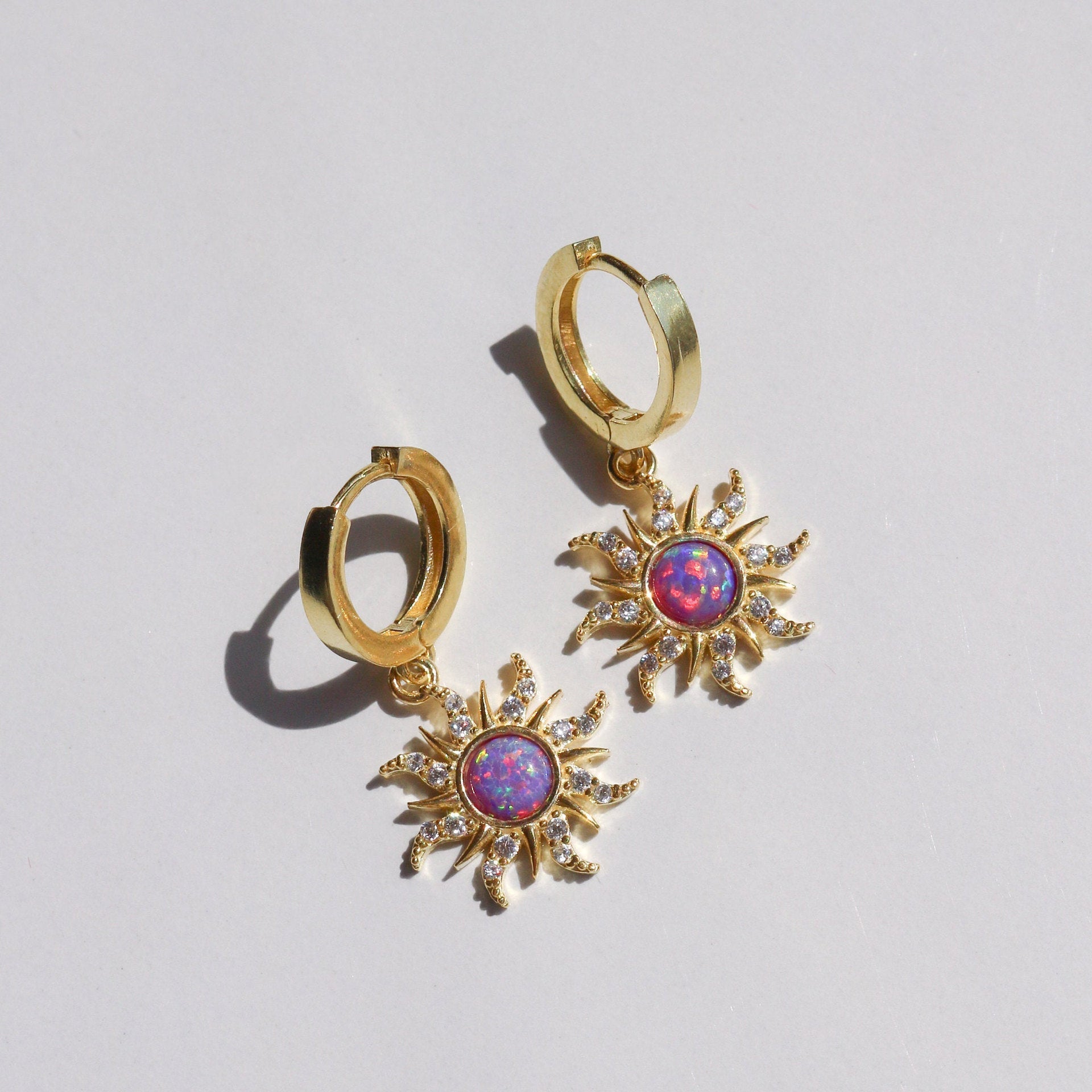 Anillos, pendientes y collar con incrustaciones de sol, ópalo artificial y circonitas, estilo informal, sencillo y chapado en oro y cobre.