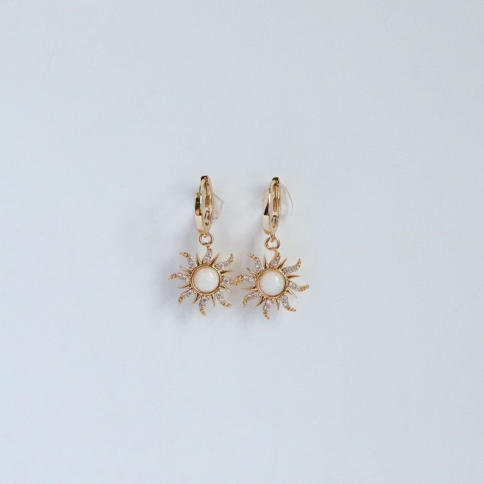Anillos, pendientes y collar con incrustaciones de sol, ópalo artificial y circonitas, estilo informal, sencillo y chapado en oro y cobre.