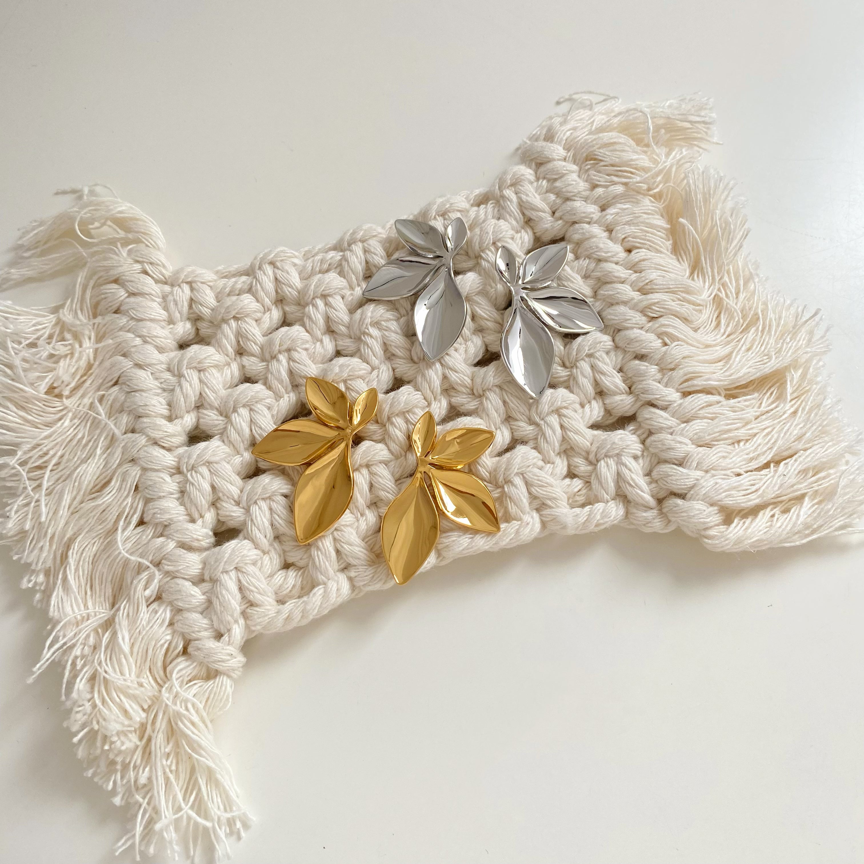 1 par de pendientes de acero inoxidable 304 chapados en oro blanco de 16 quilates con diseño de hojas y flores, estilo moderno e informal.