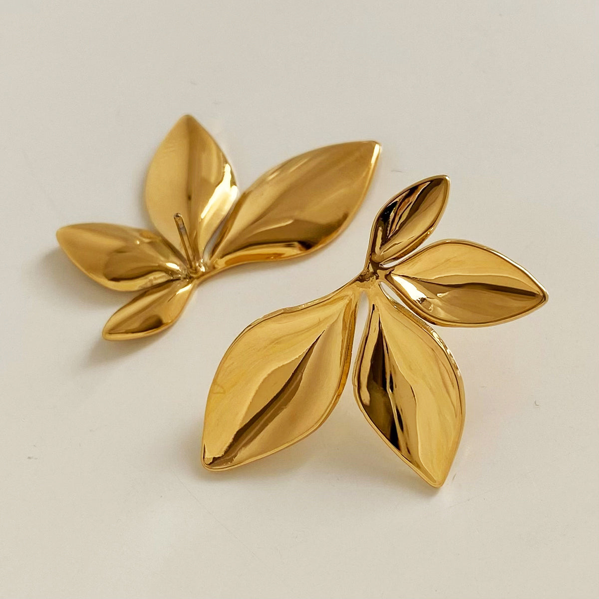 1 par de pendientes de acero inoxidable 304 chapados en oro blanco de 16 quilates con diseño de hojas y flores, estilo moderno e informal.