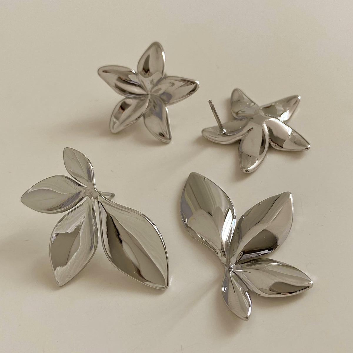 1 par de pendientes de acero inoxidable 304 chapados en oro blanco de 16 quilates con diseño de hojas y flores, estilo moderno e informal.