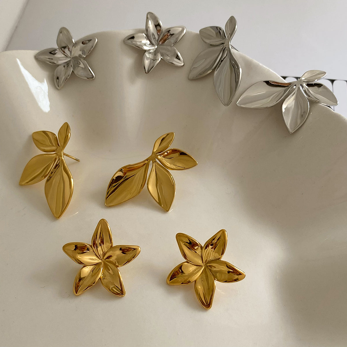 1 par de pendientes de acero inoxidable 304 chapados en oro blanco de 16 quilates con diseño de hojas y flores, estilo moderno e informal.