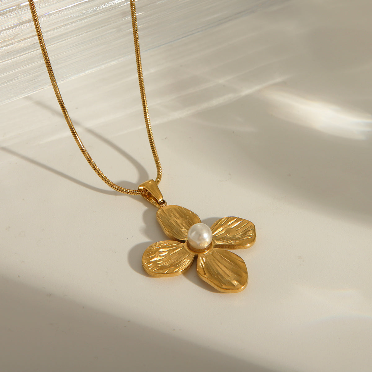 Joyería al por mayor, estilo clásico básico, flor, acero inoxidable 304, perlas artificiales, chapado en oro de 18 quilates, pendientes, collar con incrustaciones. 