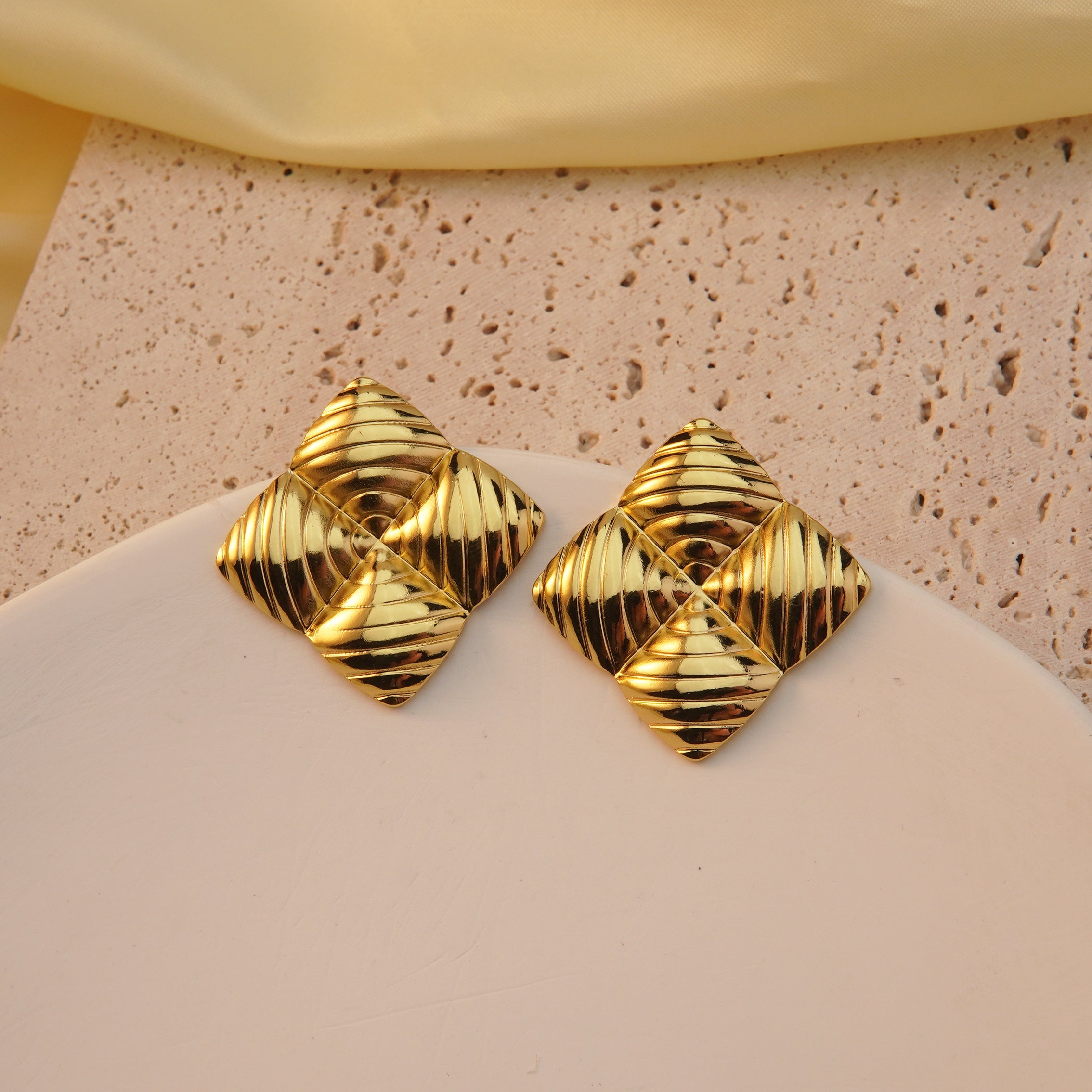 1 par de pendientes de gota de oro de imitación de acero inoxidable 304 con estampado de flores geométricas de estilo moderno.