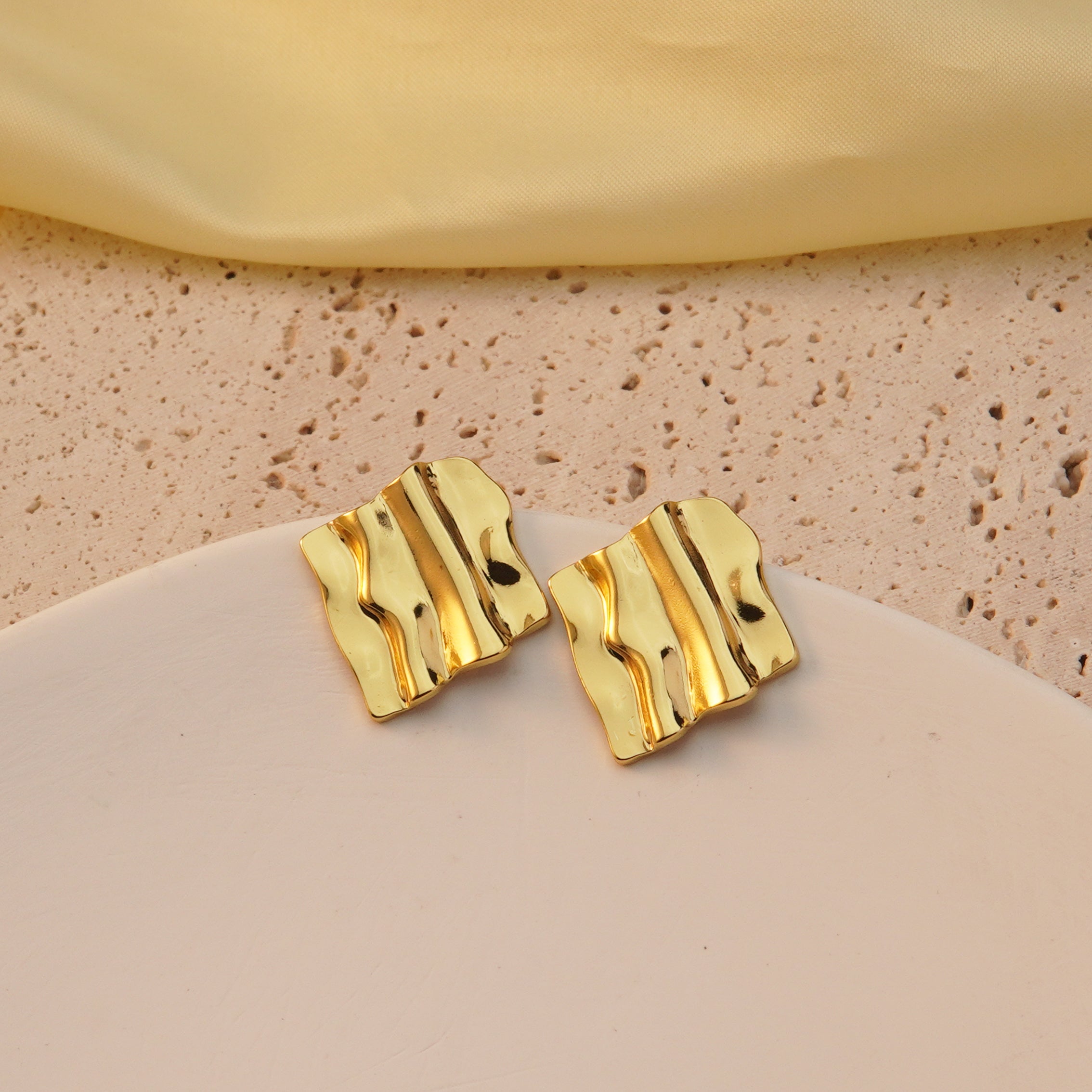 1 par de pendientes de gota de oro de imitación de acero inoxidable 304 con estampado de flores geométricas de estilo moderno.