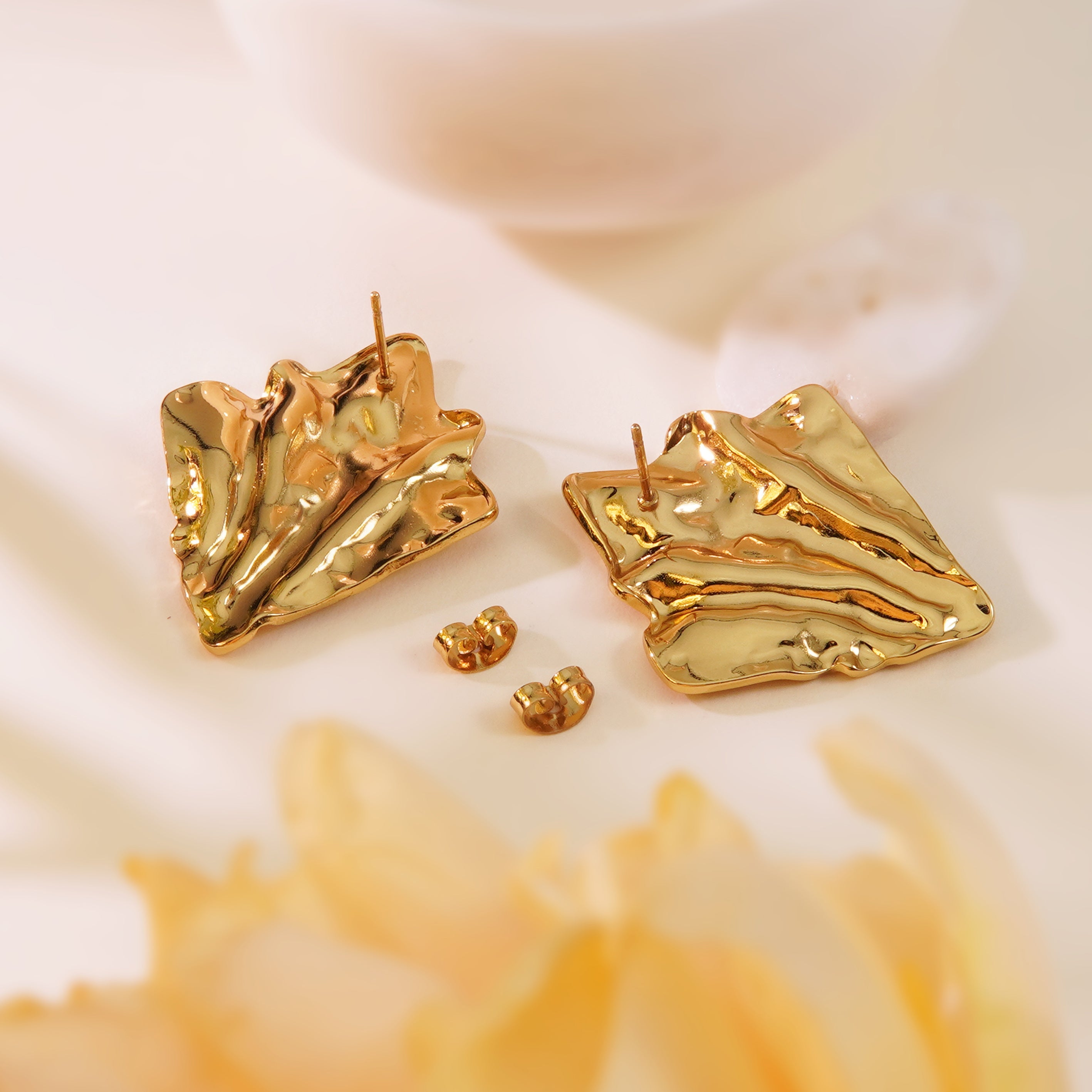 1 par de pendientes de gota de oro de imitación de acero inoxidable 304 con estampado de flores geométricas de estilo moderno.