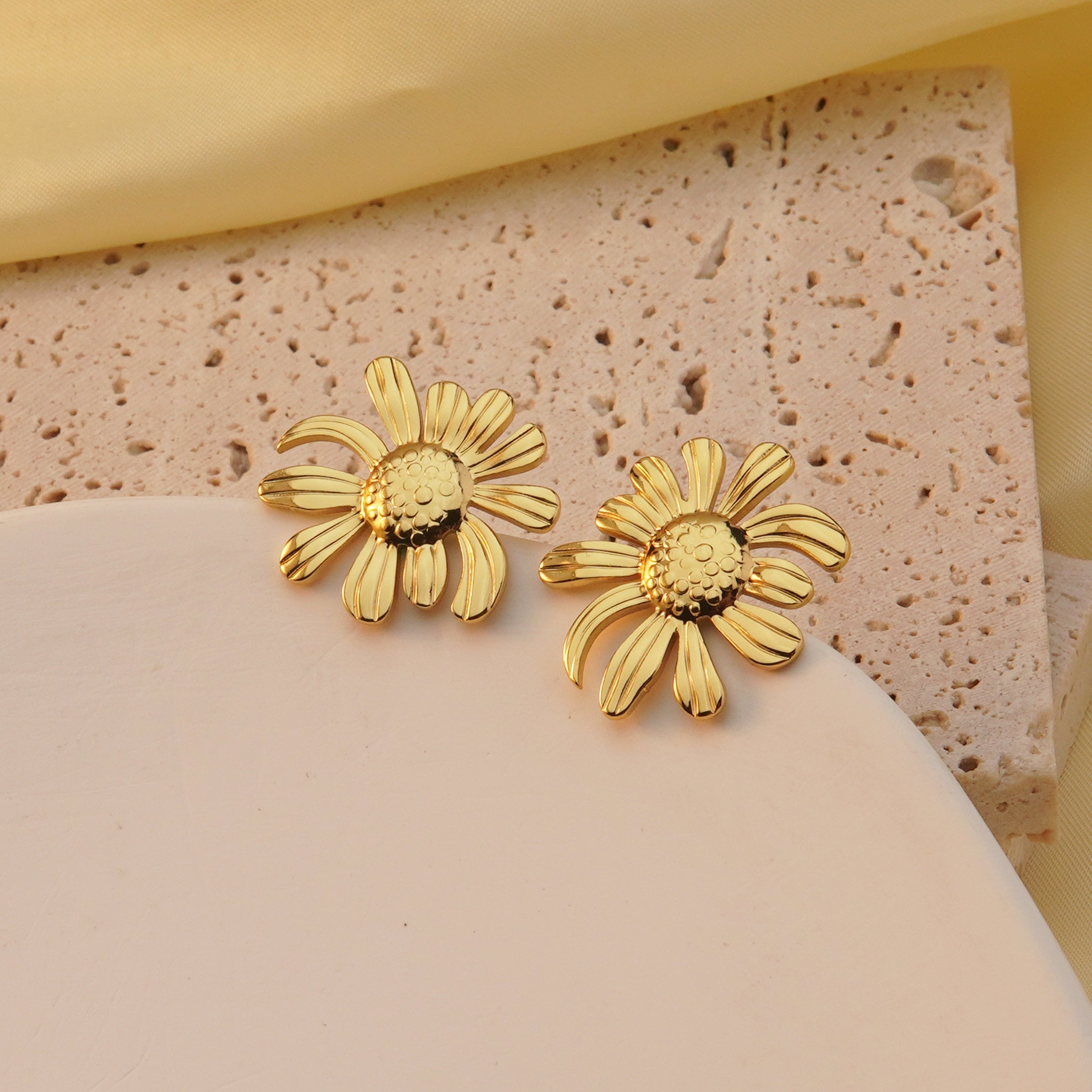 1 par de pendientes de gota de oro de imitación de acero inoxidable 304 con estampado de flores geométricas de estilo moderno.