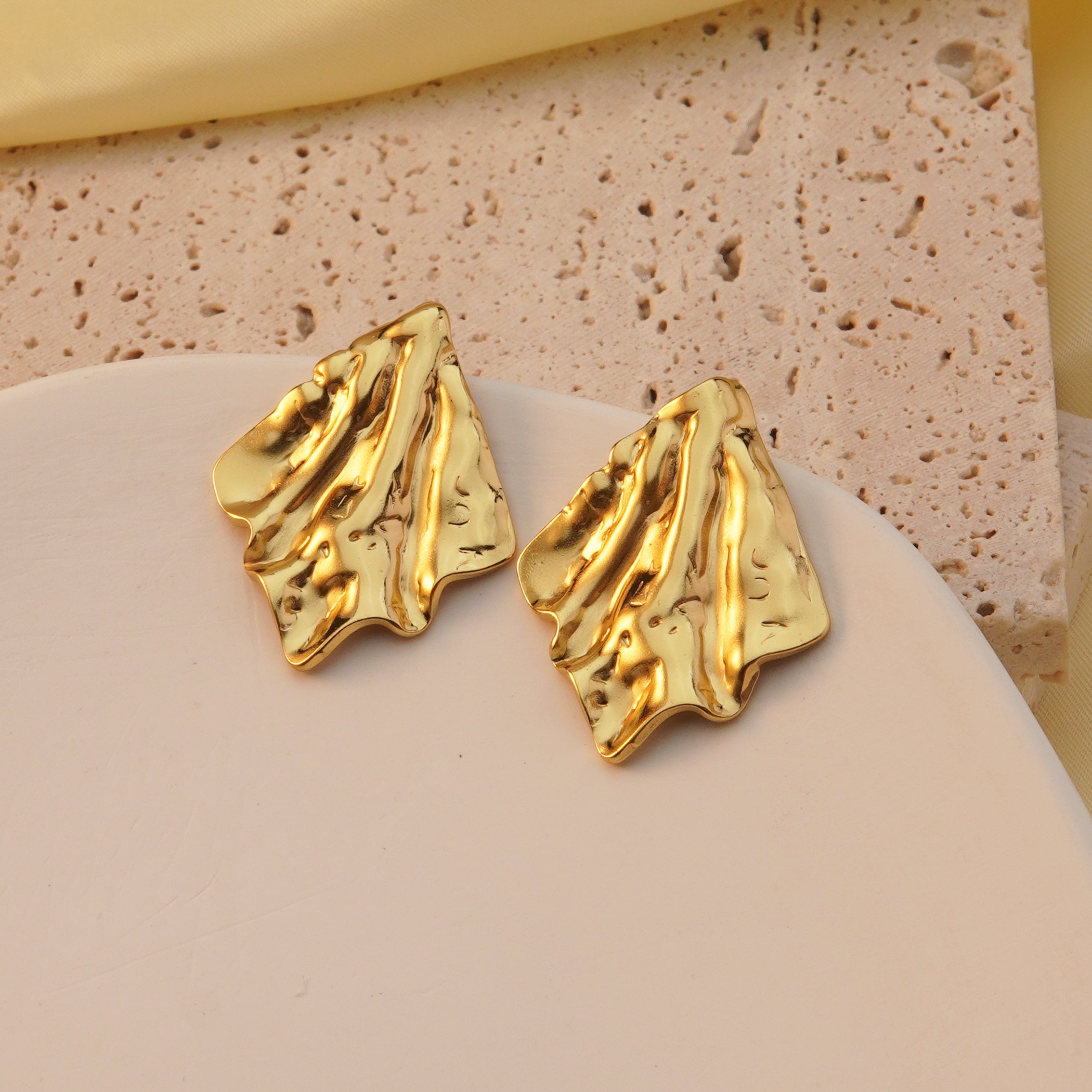 1 par de pendientes de gota de oro de imitación de acero inoxidable 304 con estampado de flores geométricas de estilo moderno.