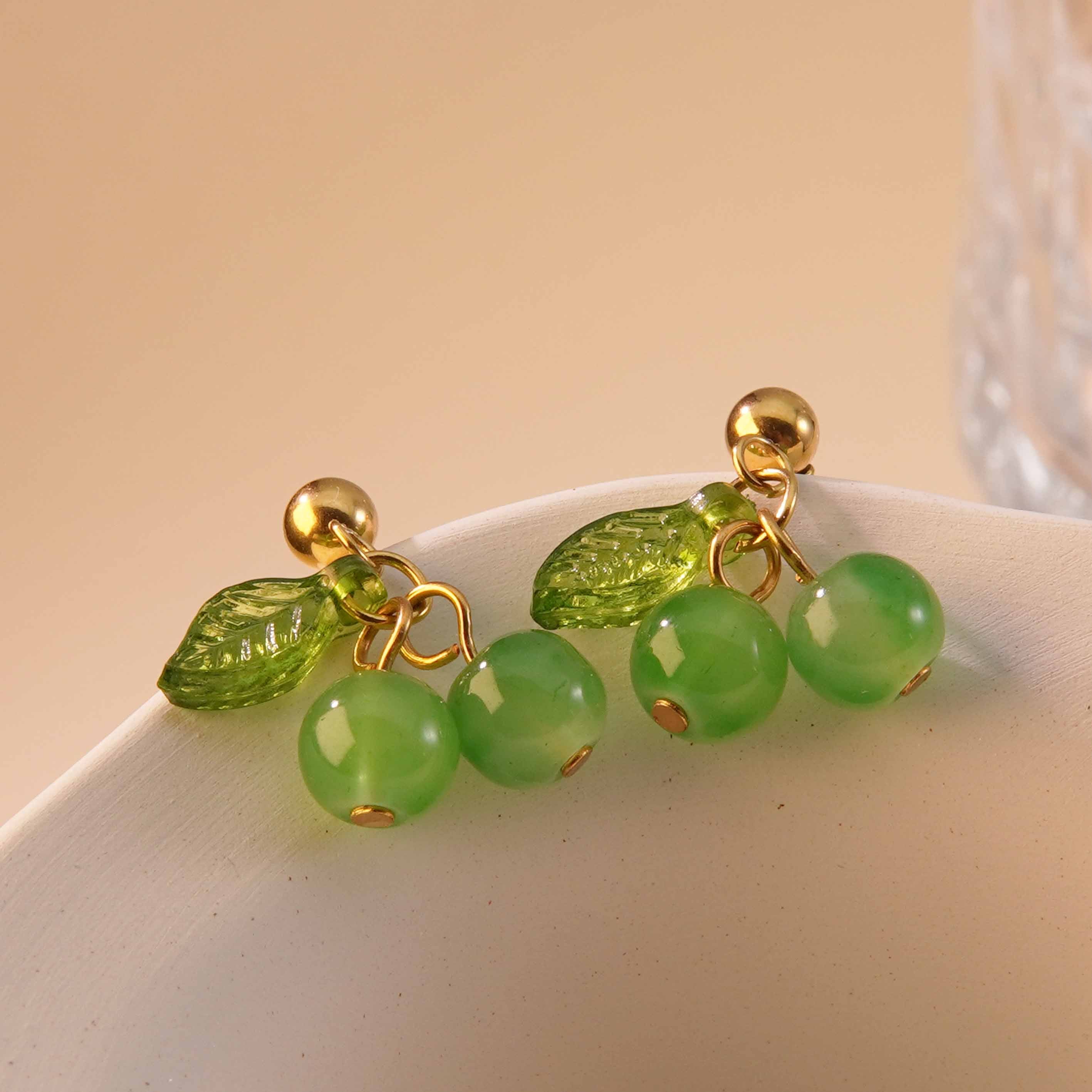 1 par de pendientes colgantes de acero inoxidable 304 chapados en oro de 18 quilates con forma de fruta dulce.