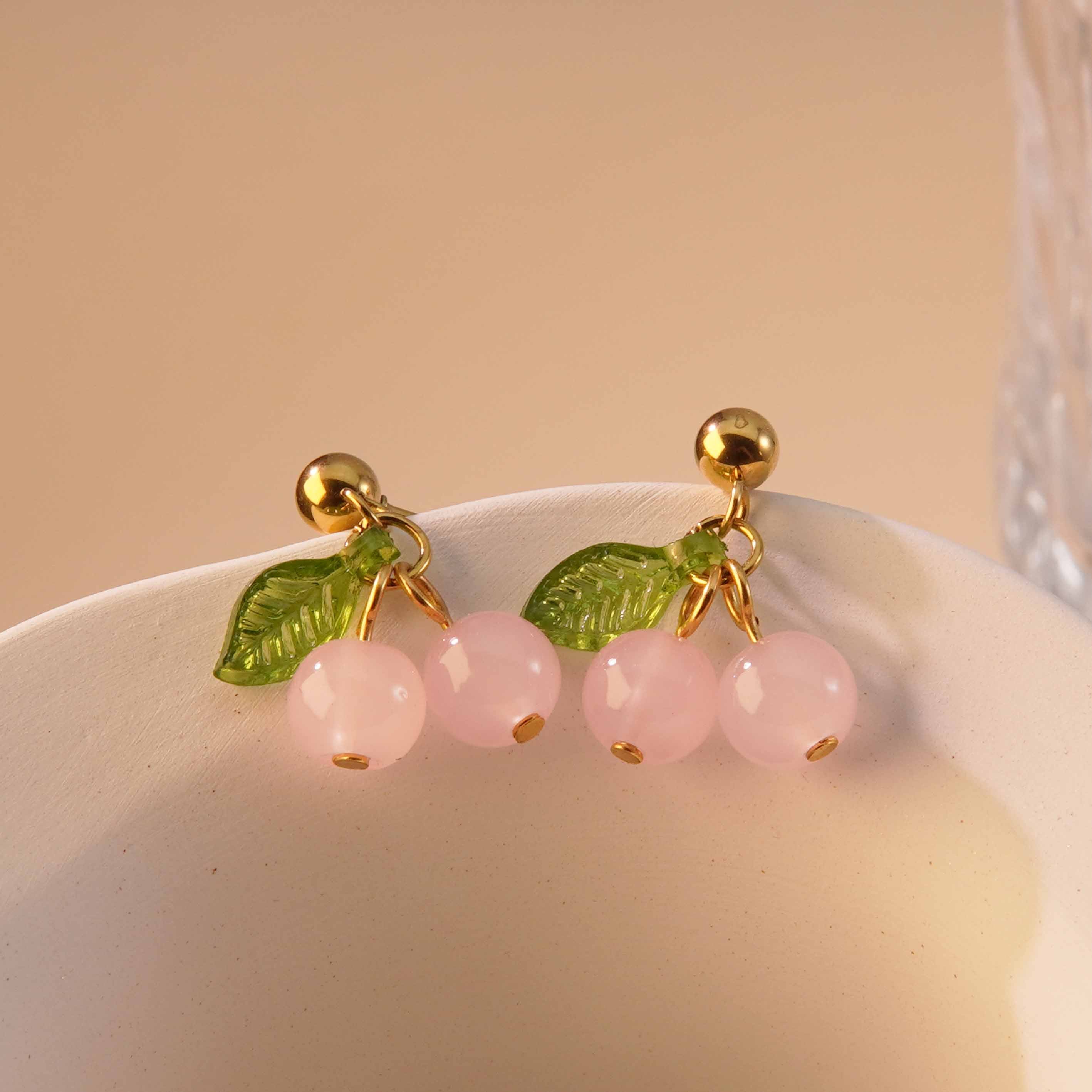 1 par de pendientes colgantes de acero inoxidable 304 chapados en oro de 18 quilates con forma de fruta dulce.