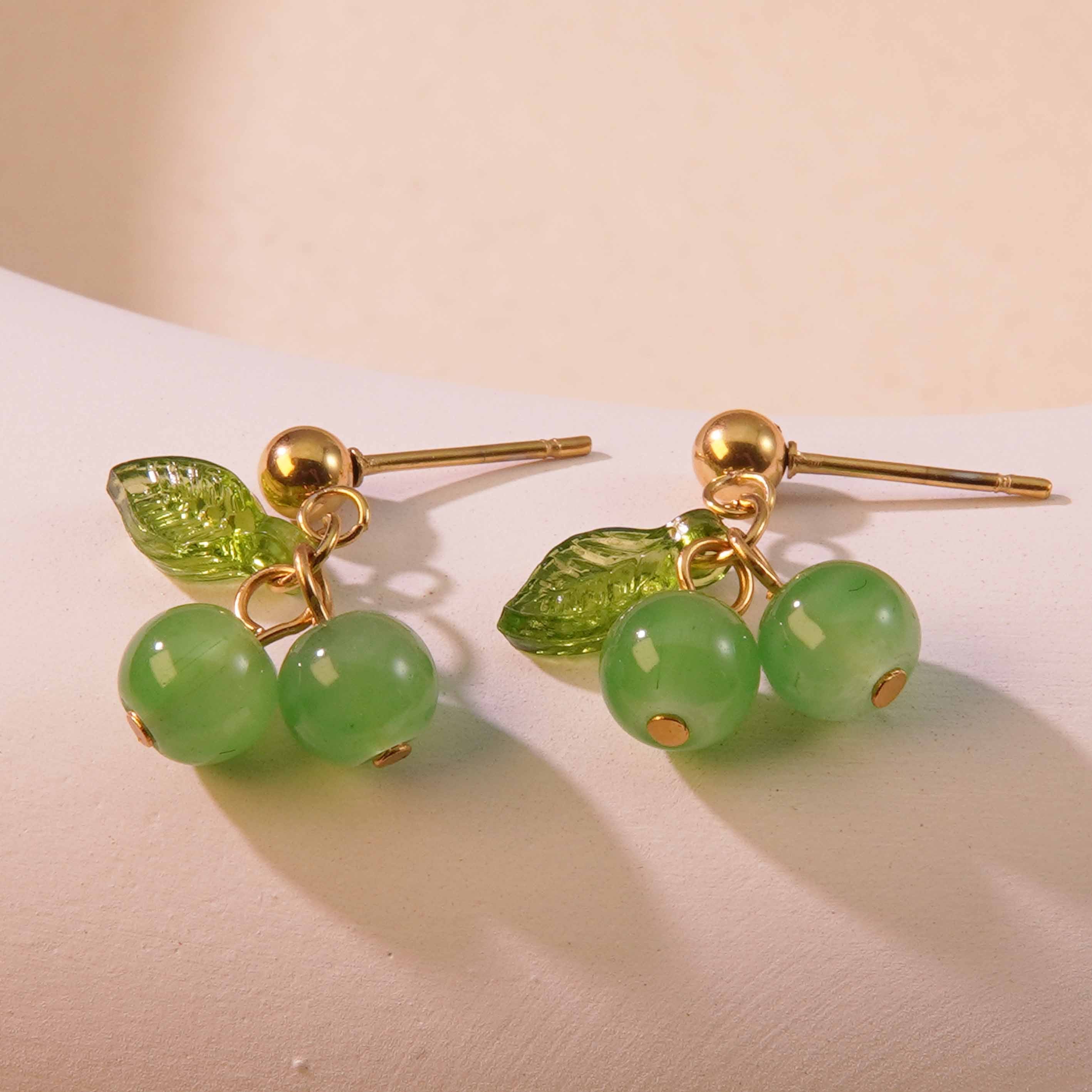 1 par de pendientes colgantes de acero inoxidable 304 chapados en oro de 18 quilates con forma de fruta dulce.