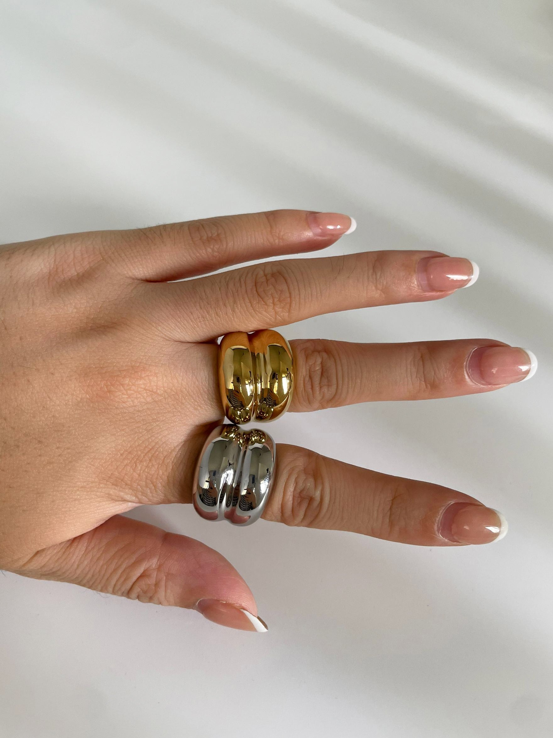 Anillos chapados en oro de 18 quilates de acero inoxidable 316L de color sólido, estilo hip hop, estilo clásico, sencillos y elegantes.