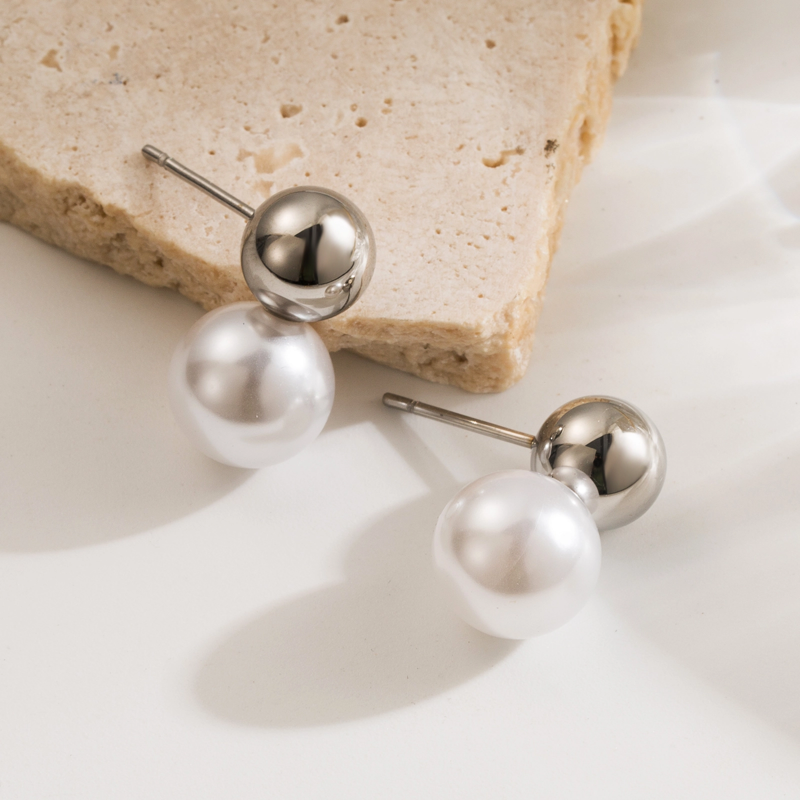 1 par de pendientes de estilo francés retro con incrustaciones geométricas, perlas artificiales de acero inoxidable 304 chapadas en oro de 18 quilates.