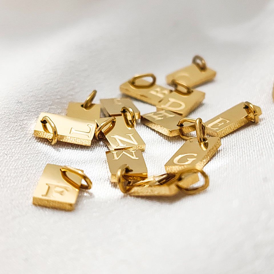 1 pieza de 10 x 6 mm, colgante de letra chapado en oro de 14 quilates de acero inoxidable 304 