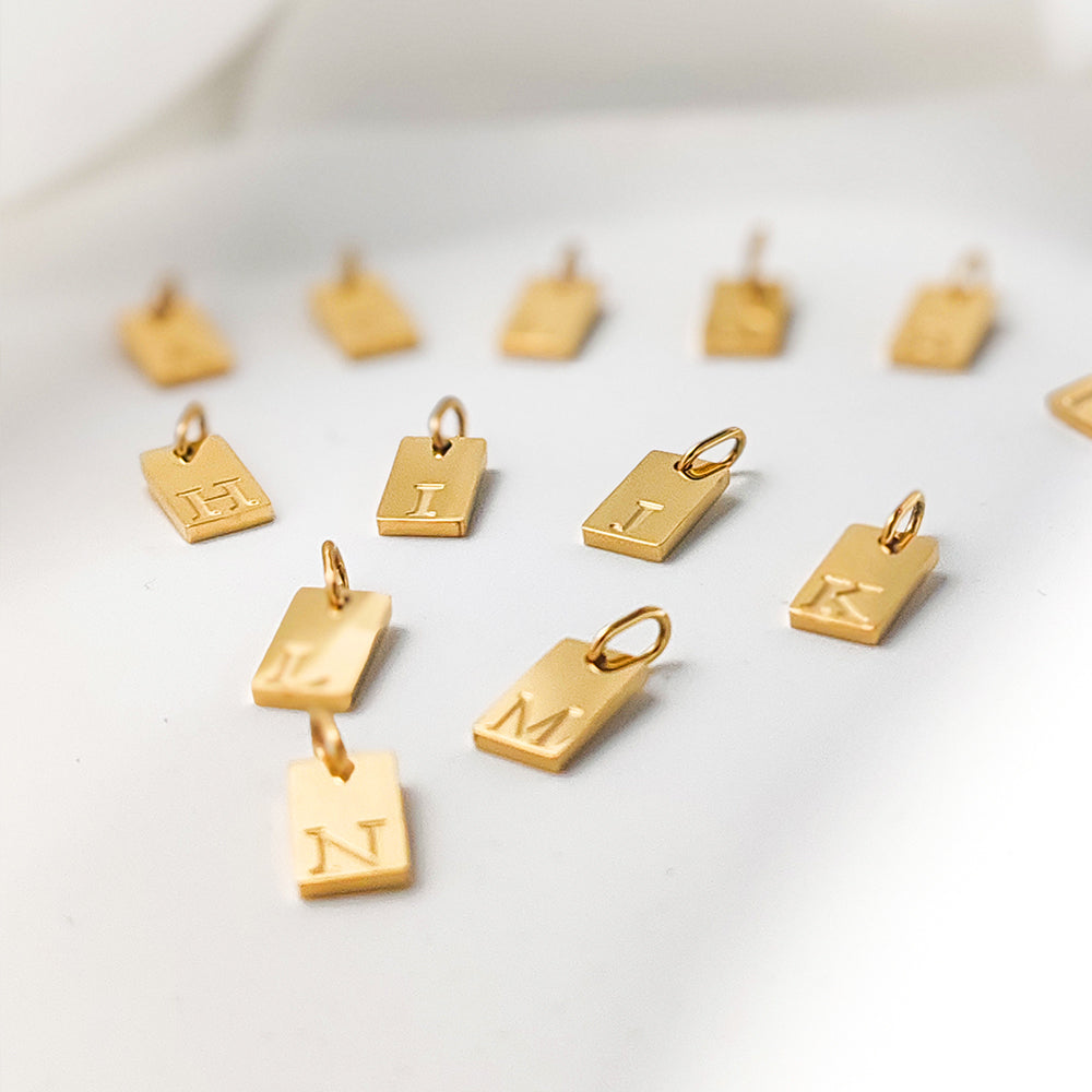 1 pieza de 10 x 6 mm, colgante de letra chapado en oro de 14 quilates de acero inoxidable 304 