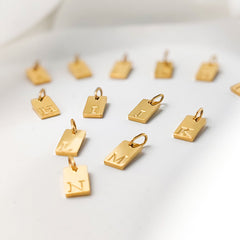 1 pieza de 10 x 6 mm, colgante de letra chapado en oro de 14 quilates de acero inoxidable 304 