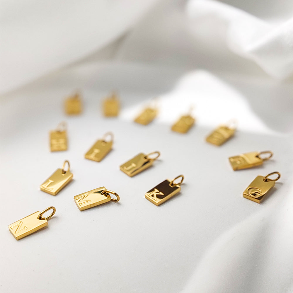 1 pieza de 10 x 6 mm, colgante de letra chapado en oro de 14 quilates de acero inoxidable 304 