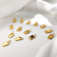 1 pieza de 10 x 6 mm, colgante de letra chapado en oro de 14 quilates de acero inoxidable 304 