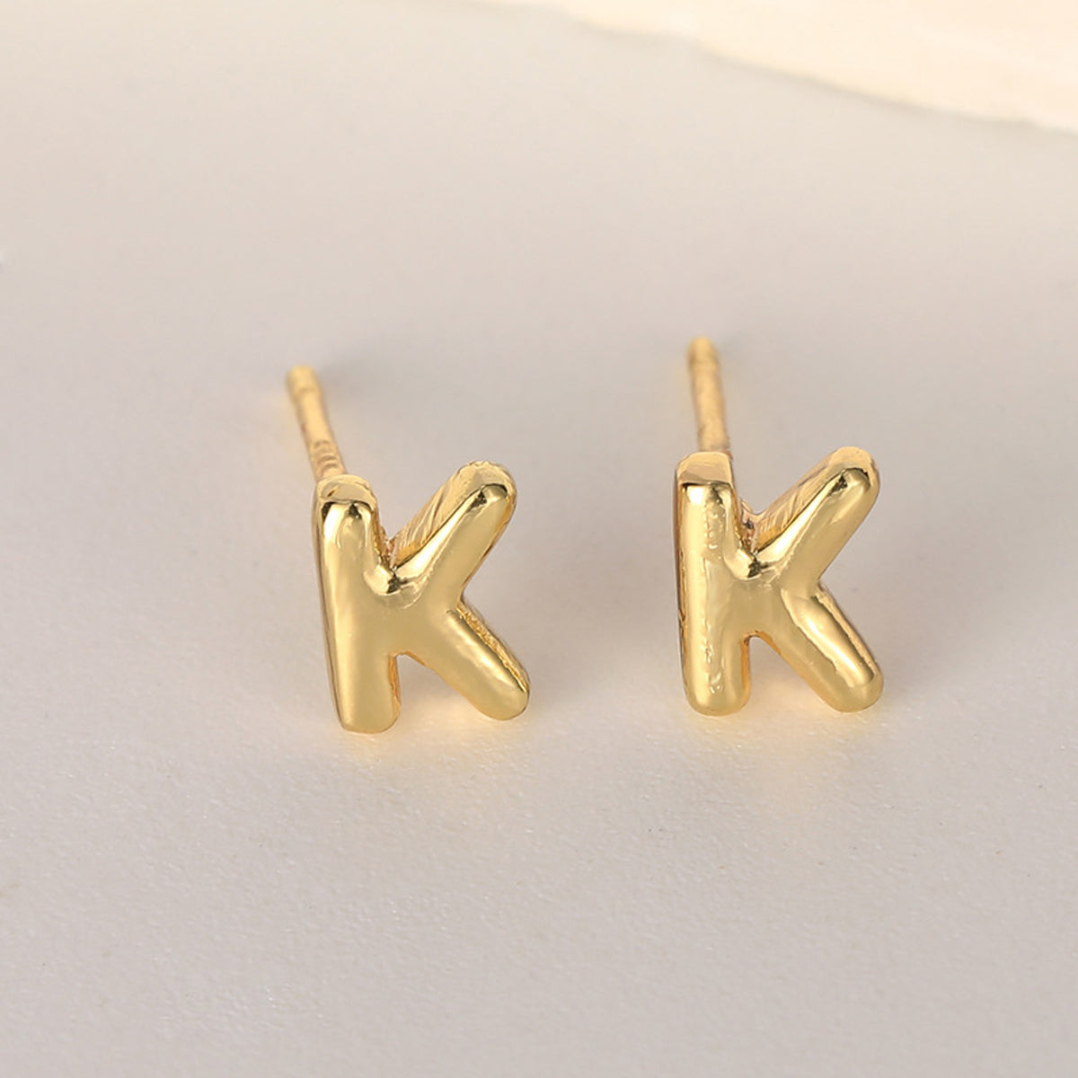 1 par de pendientes de acero inoxidable 304 con letras de estilo clásico vintage y sencillo