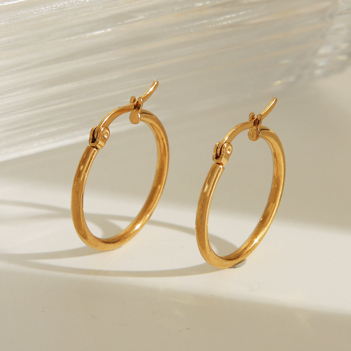 1 par de aretes básicos, exagerados y lujosos de color sólido, de acero inoxidable 304 chapado en oro de 18 quilates.