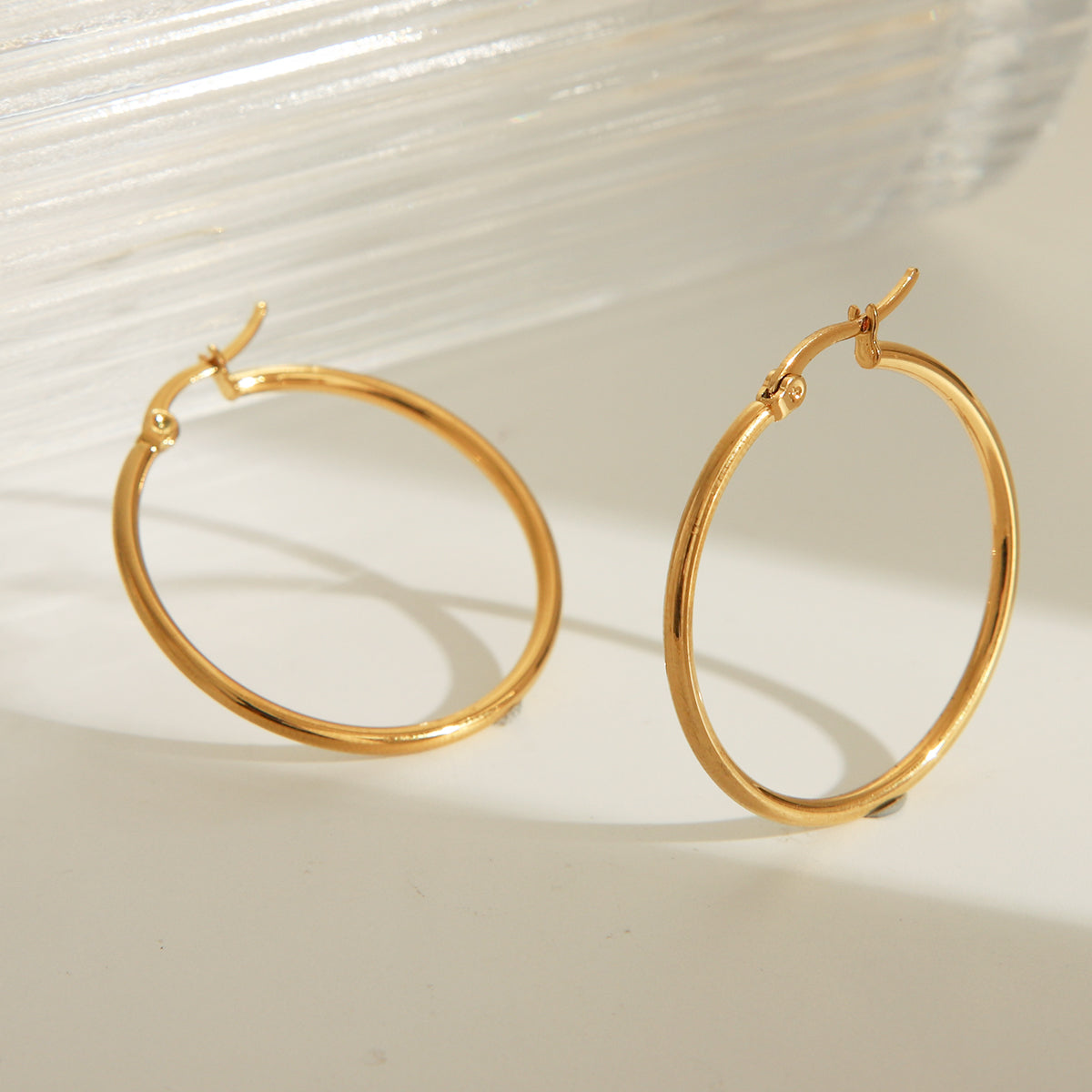 1 par de aretes básicos, exagerados y lujosos de color sólido, de acero inoxidable 304 chapado en oro de 18 quilates.
