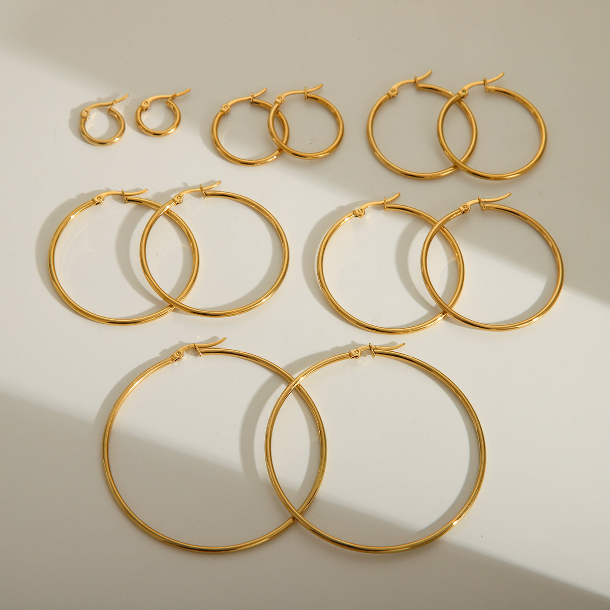 1 par de aretes básicos, exagerados y lujosos de color sólido, de acero inoxidable 304 chapado en oro de 18 quilates.