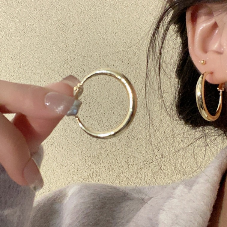 1 par de aretes básicos, exagerados y lujosos de color sólido, de acero inoxidable 304 chapado en oro de 18 quilates.