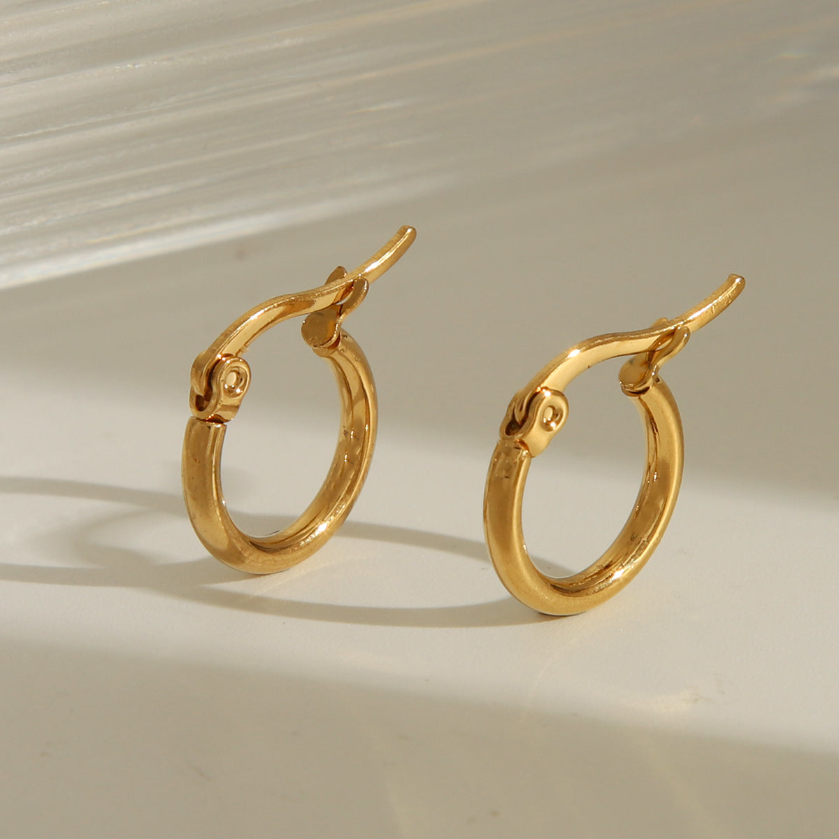 1 par de aretes básicos, exagerados y lujosos de color sólido, de acero inoxidable 304 chapado en oro de 18 quilates.