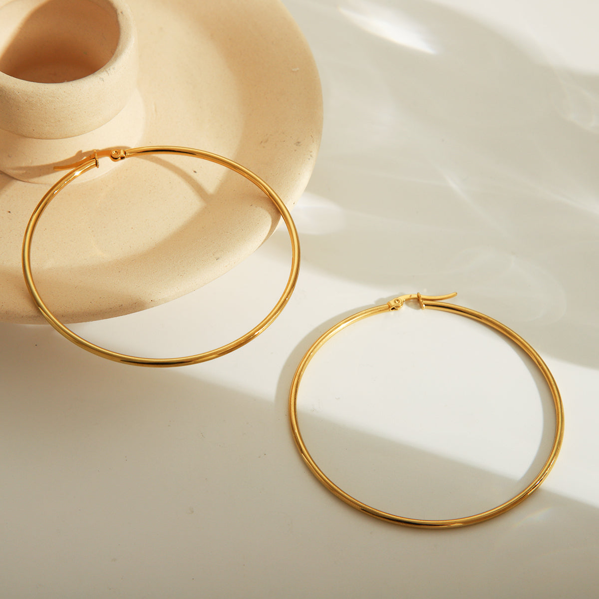 1 par de aretes básicos, exagerados y lujosos de color sólido, de acero inoxidable 304 chapado en oro de 18 quilates.