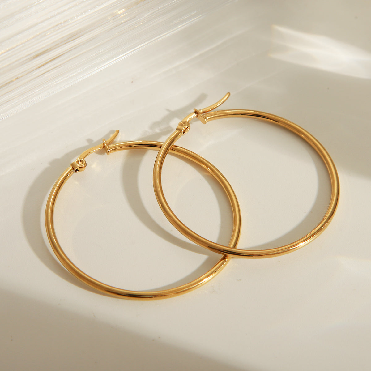 1 par de aretes básicos, exagerados y lujosos de color sólido, de acero inoxidable 304 chapado en oro de 18 quilates.