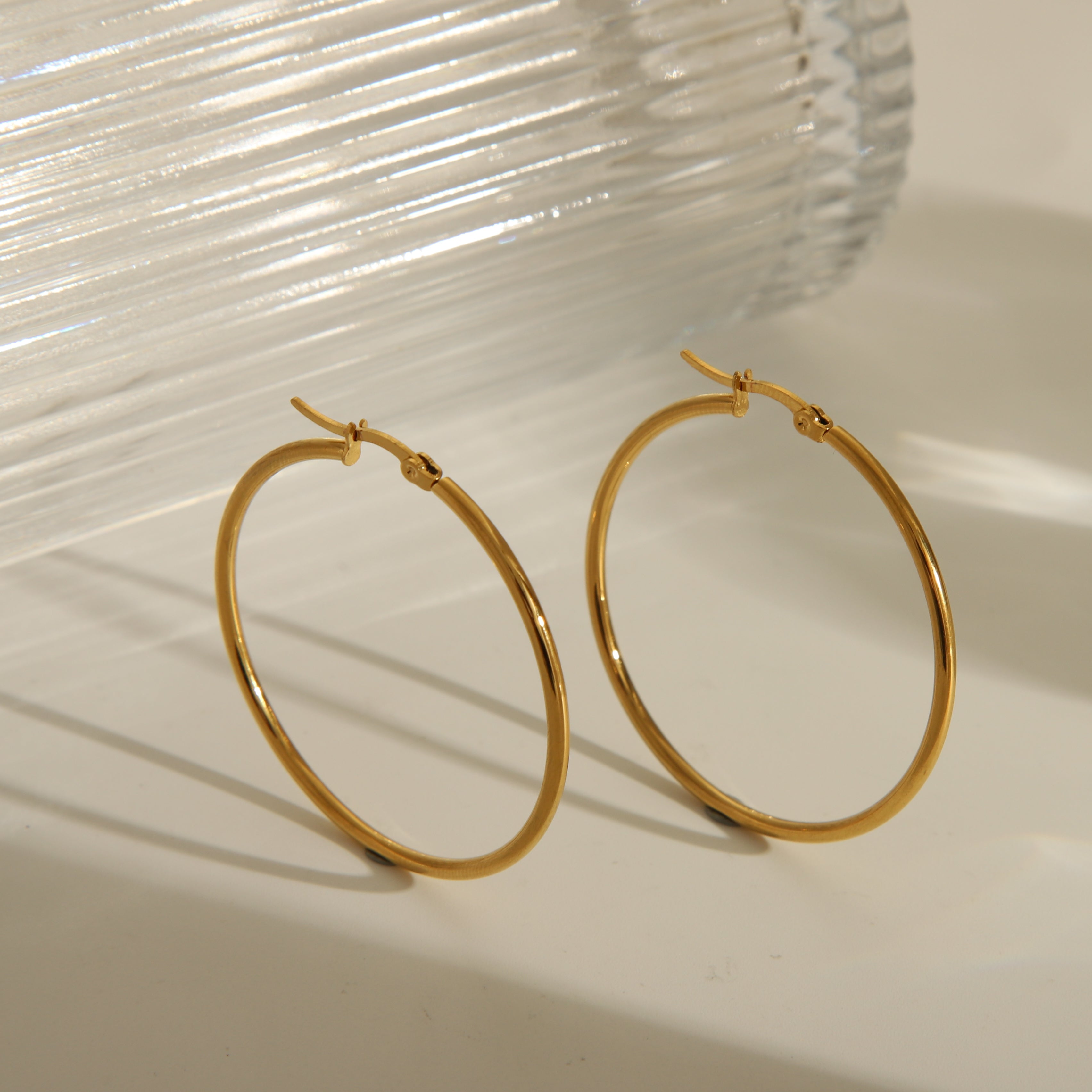 1 par de aretes básicos, exagerados y lujosos de color sólido, de acero inoxidable 304 chapado en oro de 18 quilates.