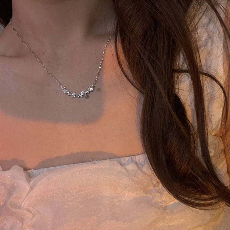 Collar de perlas con costura de amor, diseño japonés y coreano, cadena de clavícula de nicho de lujo ligero de alta calidad, nuevo collar para mujer