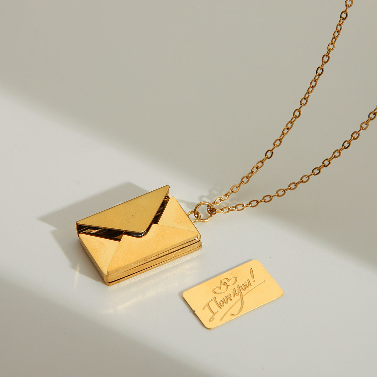 Collar con colgante chapado en oro de 18 quilates de acero inoxidable 304 con sobre "Te amo", estilo IG, estilo sencillo