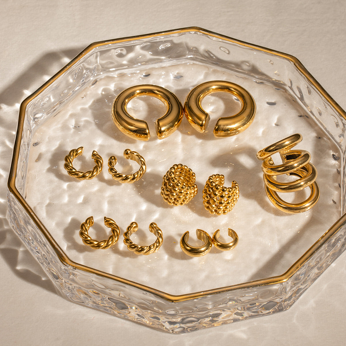 1 par de aretes asimétricos de acero inoxidable 304 chapados en oro de 18 quilates con forma de C, estilo IG, para vacaciones